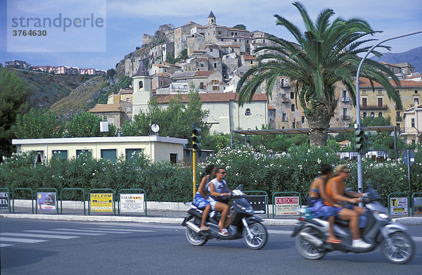 Mopeds und Palme vor dem Altstadthügel von Scalea  Kalabrien  Italien