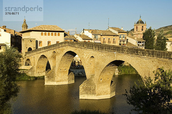 Mittelalterliche Brücke in Puenta La Reina  Navarra  Spanien