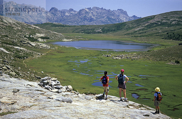 Wanderer am Lac de Nino am GR 20  Korsika  Frankreich