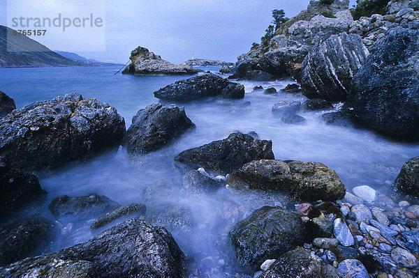 Wellen am felsigen Strand bei Agios Gallini  Kreta  Griechenland  Europa