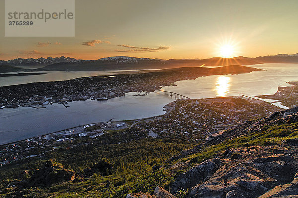 Mitternachtssonne über Tromsö  Blick vom Storsteinen  Troms  Norwegen  Skandinavien  Europa