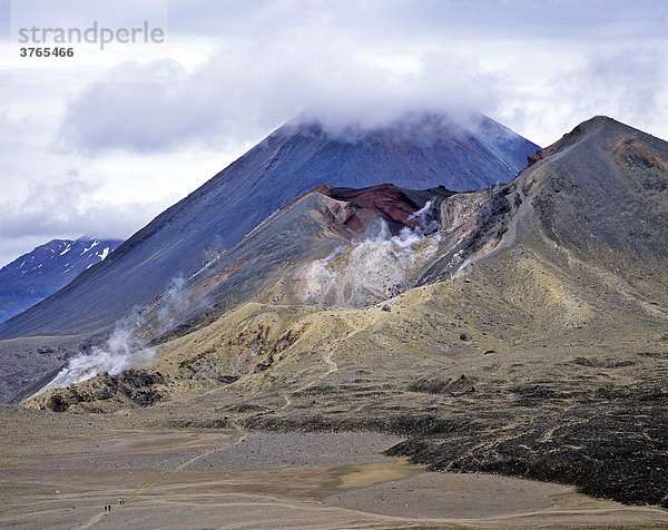 Roter Krater dahinter Mt. Ngauruhoe  Tongariro Crossing  Tongariro Nationalpark  Nordinsel  Neuseeland