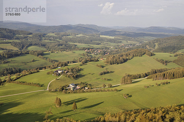Bauernhöfe und Kaumberg vom Turm der Araburg aus gesehen  Niederösterreich  Österreich