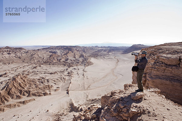 Mann filmt die Felsformationen der Salzkordillere  San Pedro de Atacama  RegiÛn de Antofagasta  Chile  Südamerika