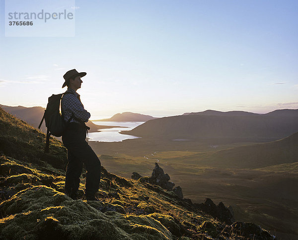 Wanderer  Sonnenuntergang am Gipfel des Berges Horn  Snaefellsnes Halbinsel  Island