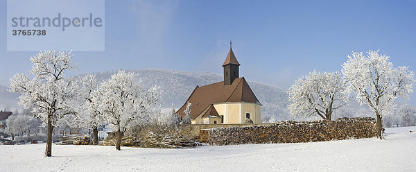 Kirche und Raureif bedeckte Obstbäume  Schwarzensee  Niederösterreich  Österreich