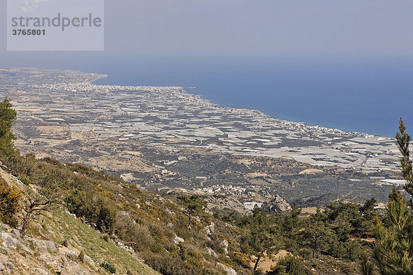 Blick auf die Gewächshäuser an der Küste bei Ierapetra  Kreta  Griechenland