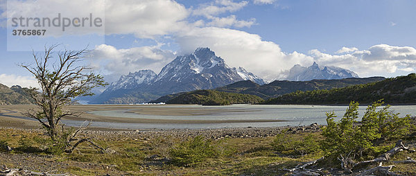 Berggipfel der Torres del Paine Grande vom Lago Grey aus gesehen  Torres del Paine Nationalpark  Patagonien  Chile  Südamerika