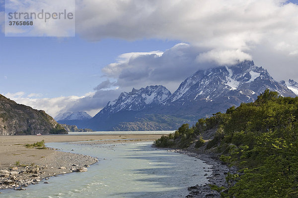 Rio Pingo und Berggipfel der Torres del Paine Grande vom Lago Grey aus gesehen  Torres del Paine Nationalpark  Patagonien  Chile  Südamerika