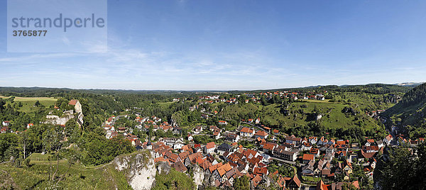 Blick auf die Burg und das Ortszentrum von der Wetterfahne  Pottenstein  Fränkische Schweiz  Bayern  Deutschland