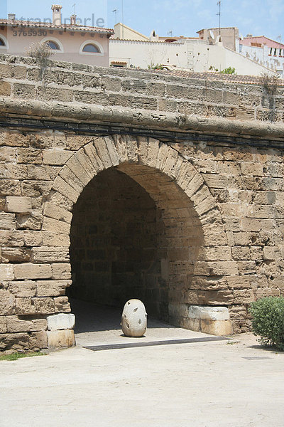 Alte Stadtmauer in der historischen Altstadt von Palma de Mallorca  Spanien