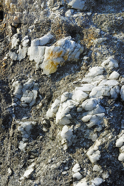 Ausgewitterte  fahlerzhaltige (Silber  Kupferoxide) Quarzader auf einem Granitblock Glendalough Irland