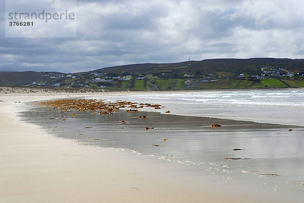 Angeschwemmter Seetang am Sandstrand von Mogaharthy Co Donegal Irland