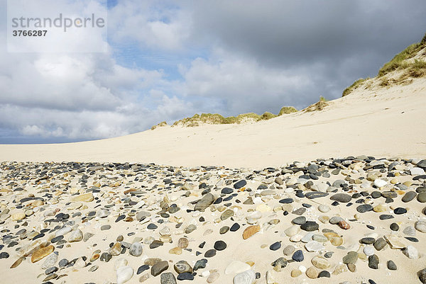 Vom Wind freigelegtes rezentes Flußbett in einer Dünenlandschaft mit Steinen unterschiedlicher geologischer Herkunft  Irland