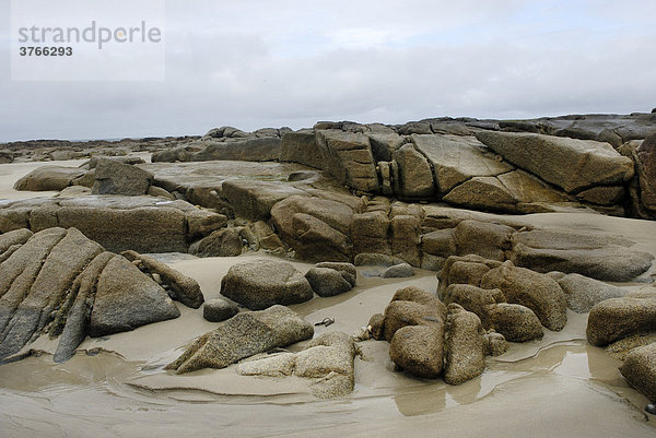 Von Ebbe freigelegte bizarre Granitblöcke an der Küste von Donegal  Ireland
