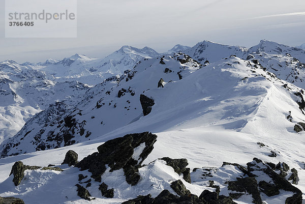 Verschneiter Bergkamm in den Tuxer Alpen mit Blick auf Zillertaler Hauptkamm Glungezer Tirol Österrech