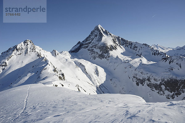 Brandenberger Kolm und Torhelm in den frisch verschneiten  unberührten Schneelandschaft in den Zillertaler Alpen Tirol Österreich