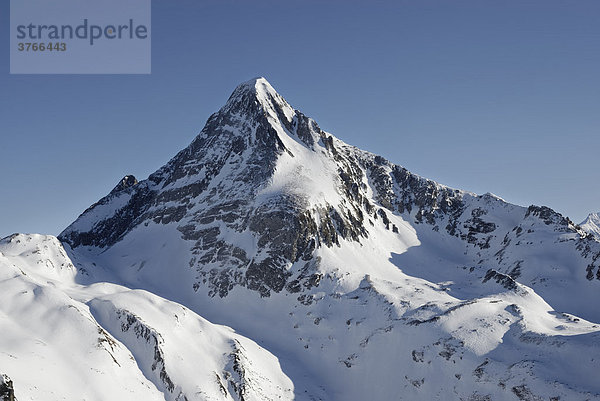 Gipfelpyramide des Brandenberger Kolm in den frisch verschneiten  unberührten Schneelandschaft in den Zillertaler Alpen Tirol Österreich