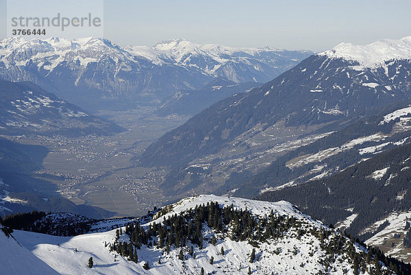Winterliche Ansicht des schneefreien Zillertals  hinten Rofan Gebirge  Tirol Österrecih