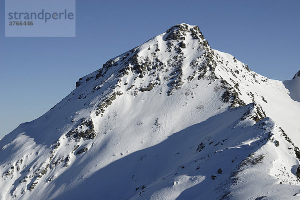 Schneebedeckter Gipfelaufbau des Torhelms in den Zillertaler alpen Tirol Österreich