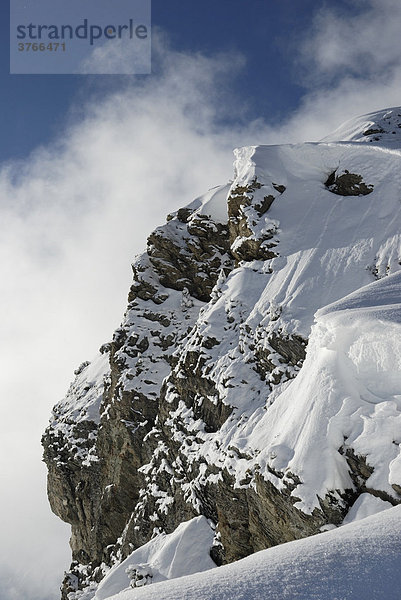 Eisnebel zieht an mit Schnee überwechteten Felsgipfel hoch Zillertaler Alpen Österreich