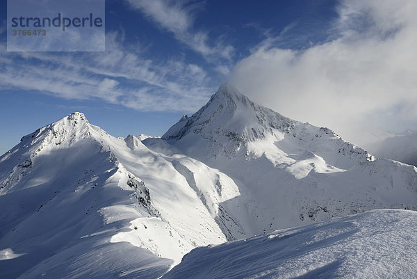 Frisch verschneite  unberührte Schneelandschaft in den Zillertaler Alpen mit Föhnwolkenstimmung Brandenberger Kolm Tirol Österreich