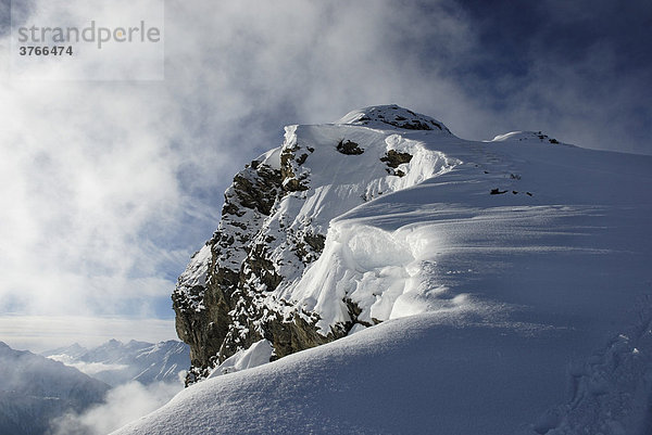 Eisnebel zieht an mit Schnee überwechteten Felsgipfel hoch Zillertaler Aplen Tirol Österreich