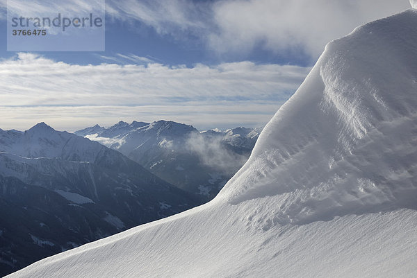 Massive Schneewechte an einem Gipfelgrat in den Zillertaler Alpen Tirol Austria