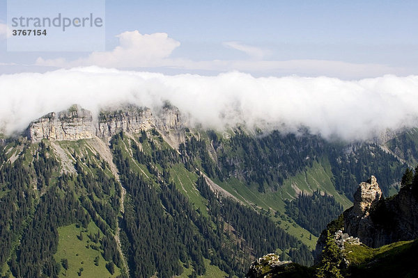 Wolken kommen über einen Bergkamm  gesehen vom Niederhorn  Berner Oberland  Schweiz