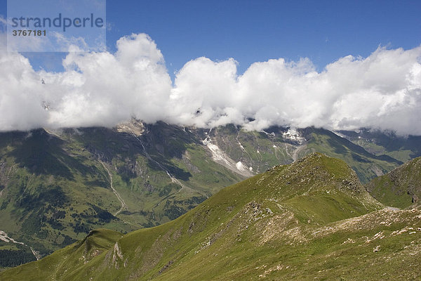 Wolken ziehen über eine Bergkette  Großglockner Hochalpenstraße  Nationalpark Hohe Tauern  Österreich