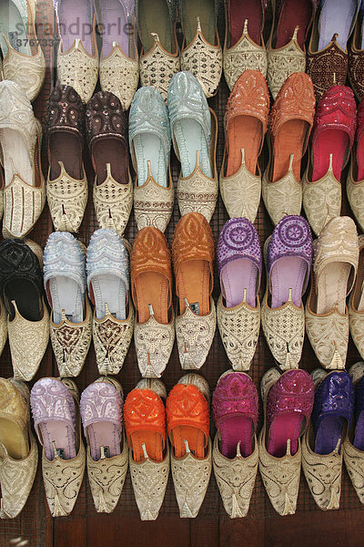 U.A.E.  Dubai  Angebot von bunten Slippers  Pantoffeln im Textil Souk