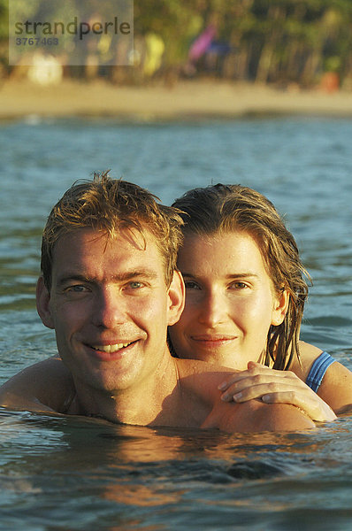 Junges Paar im Meer