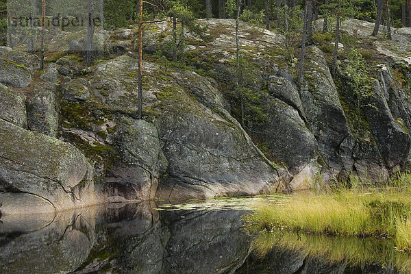 Felsiges Ufer  Spiegelung  Nuukio Nationalpark  Finnland