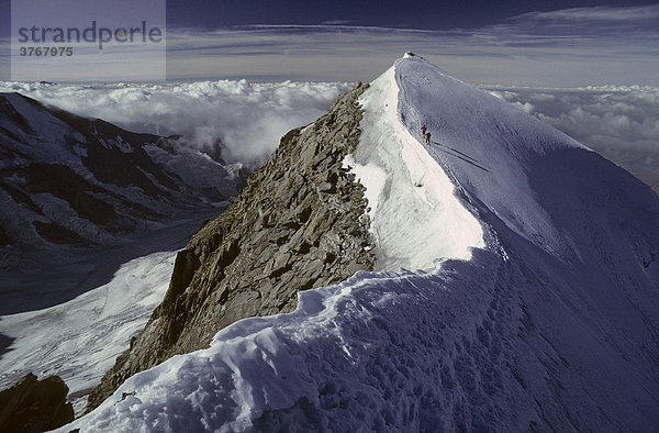 Zwei Bergsteiger unterhalb des Gipfels des Dome de Miage  Montblanc-Gebiet  Frankreich