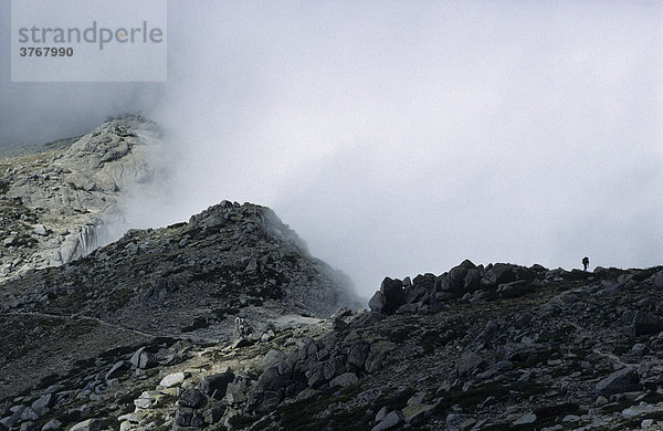 Wanderer auf dem Grat zu Monte Incudine  Korsika  Frankreich