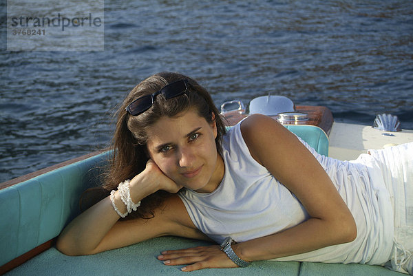 Junge Frau auf der Liegefläche eines Riva Motorboots  ThÈoule-sur-Mer  Frankreich  Europa