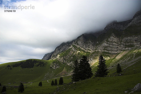 Wolkenband über den ötslichen ausläufern der Säntisnordwand / Kanton Appenzell / Schweiz