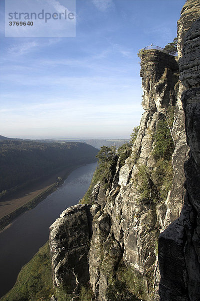 Aussichtspunkt über der Elbe im Basteigebiet  Elbsandsteingebirge  Sachsen  Deutschland