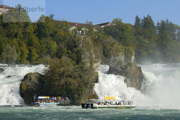 Rheinfall bei Schaffhausen - Kursschiffe am Wasserfall - Schweiz  Europa.