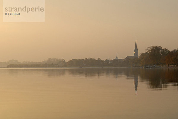 Radolfzell - Seeufer im dunstigen Abendlicht - Landkreis Konstanz  Baden-Württemberg  Deutschland  Europa.