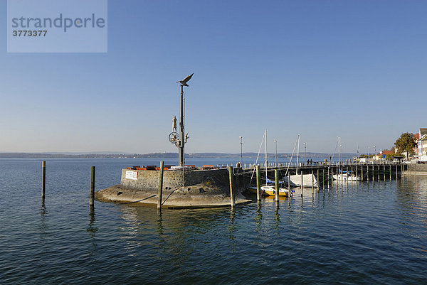 Meersburg - Hafenmole mit Skulpturensäule - Baden-Württemberg  Deutschland  Europa.