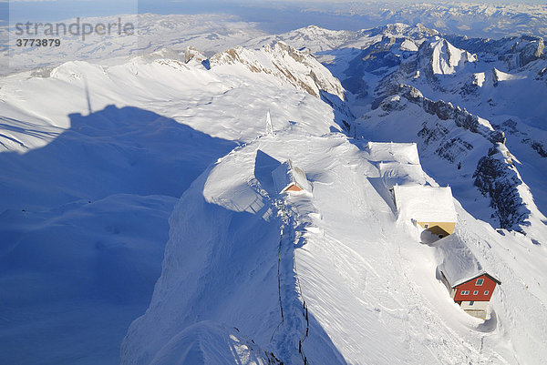 Zugeschneite Gasthäuser und der Schatten des Säntisgipfels - Kanton Appenzell Ausserrhoden  Schweiz  Europa.