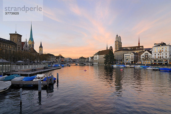 Zürich - Limmatquai im Abendlicht - Schweiz  Europa.