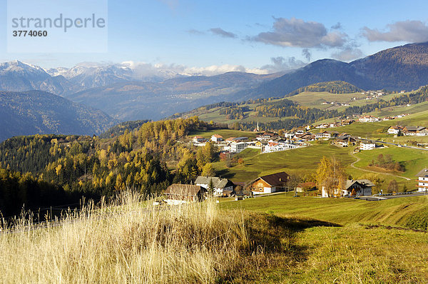 Dolomitenbergmassiv mit dem Dorf Terenten  Pustertal  Südtirol  Italien