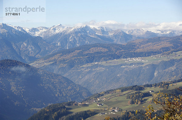 Schneebedeckte Dolomiten mit Bergdörfern  Pustertal  Südtirol  Italien