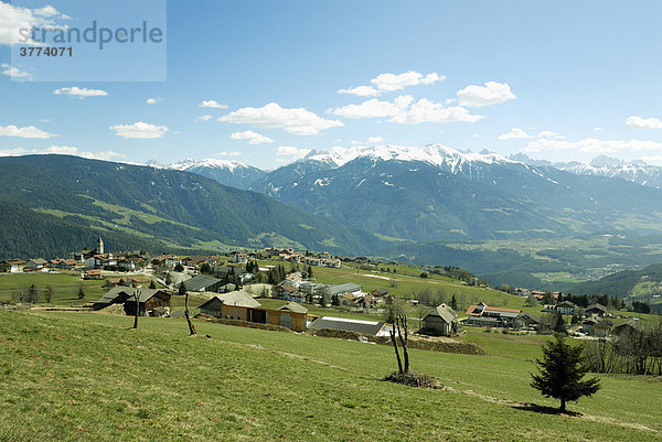 Dorf Meransen mit Blick auf die Dolomiten  Südtirol  Italien