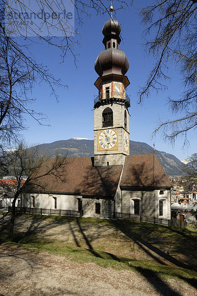 Kleine Kirche am Fuße von Schloss Bruneck  Pustertal  Südtirol  Italien