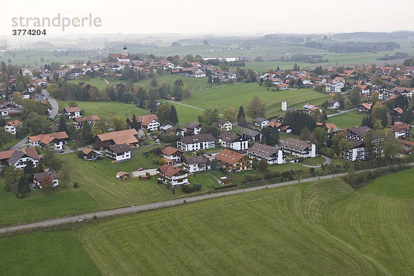 Typisches Dorf aus der Luft  Oberallgäu  Bayern  Deutschland