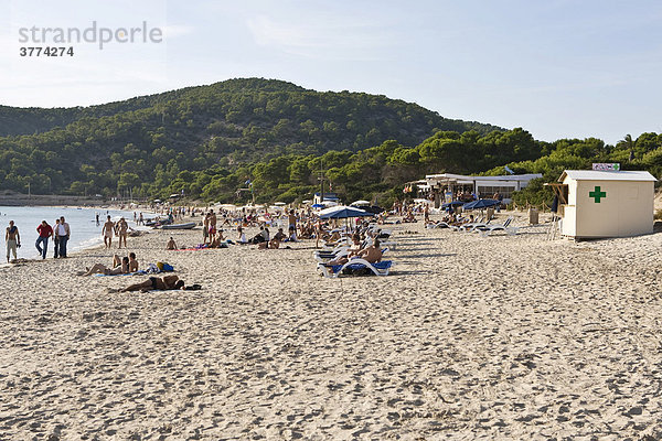 Strand von les Salinas beim In-Strand-Restaurant Jockey Club  Ibiza  Balearen  Spanien