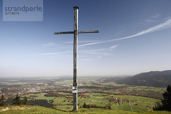 Gipfelkreuz  Heigelkopf (Heiglkopf)  Blick nach Bad Tölz und Wackersberg  Isarwinkel  Oberbayern